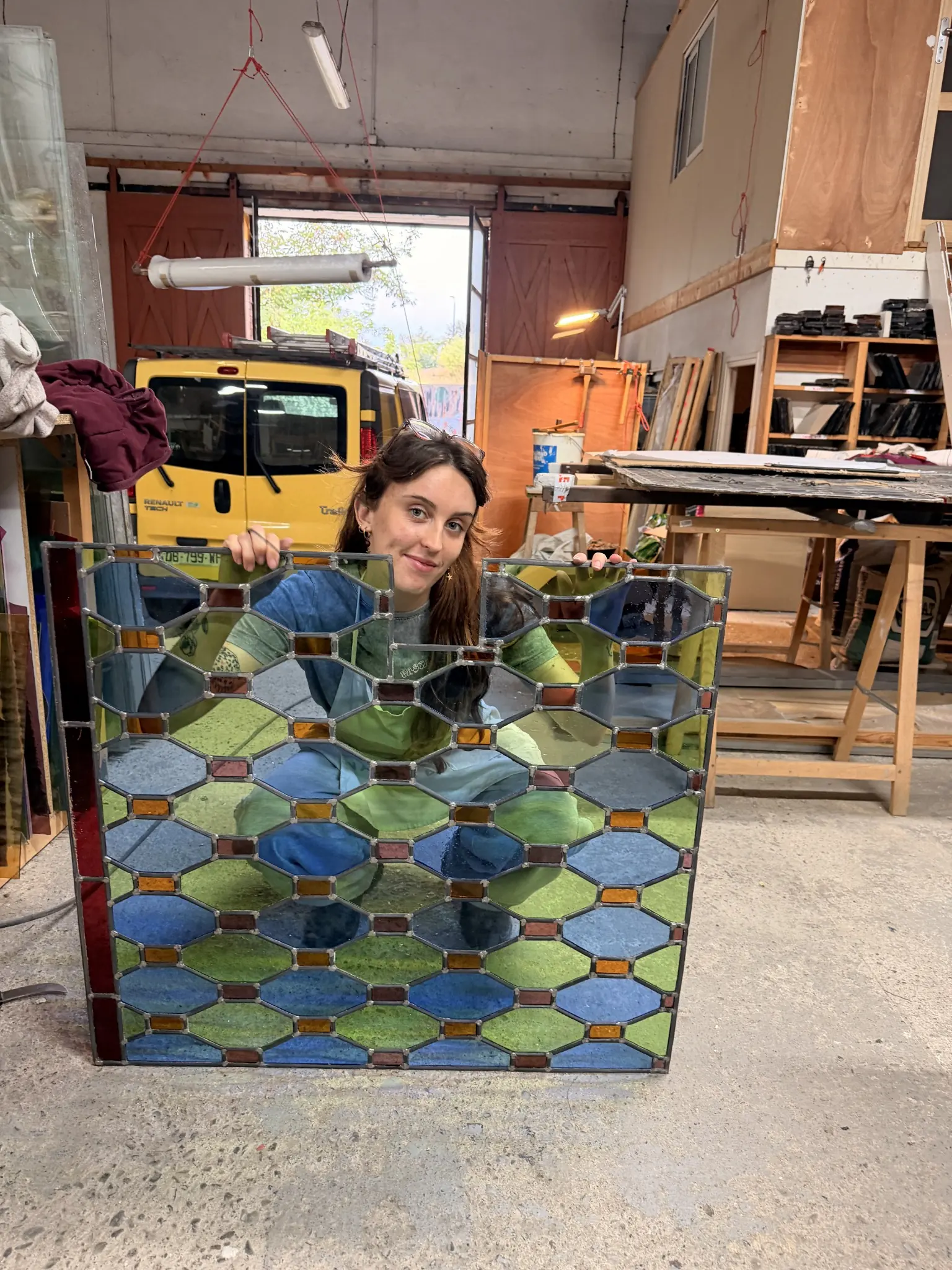 Léna Schohn travaillant sur un vitrail dans son atelier